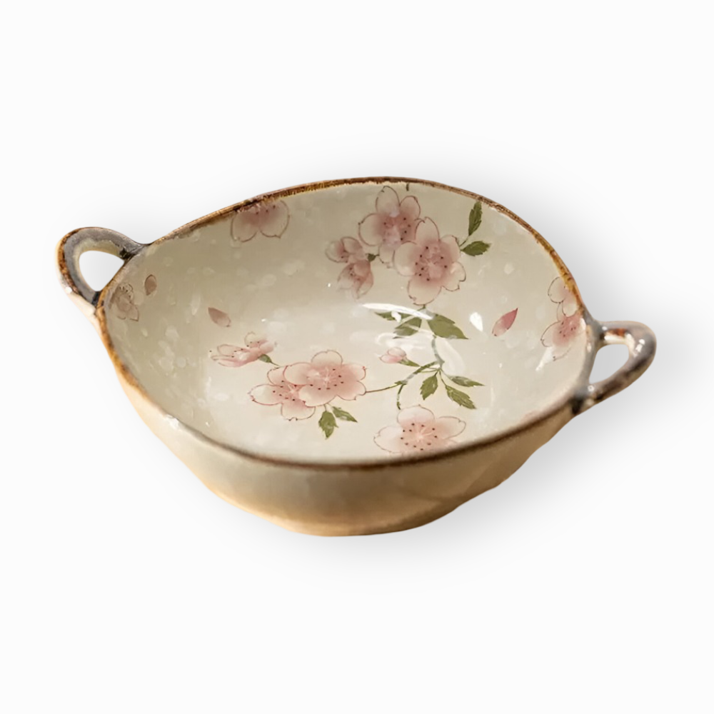 Biała ceramiczna miska w różowe kwiaty na białym tle