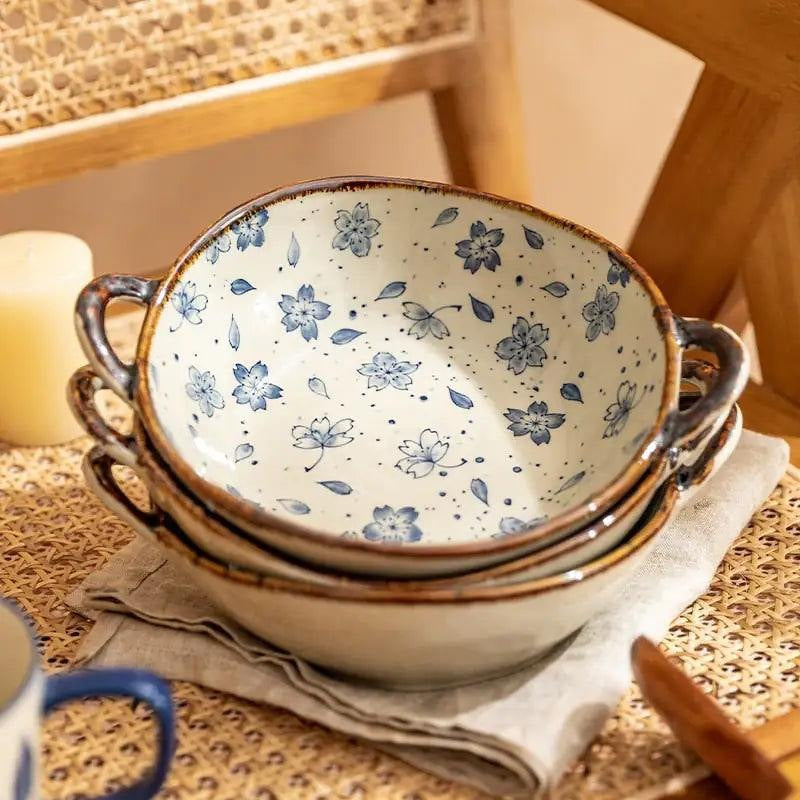 Ceramiczne miski z uchwytami we wzór kwiatowy, drobne niebieskie kwiaty na białym tle