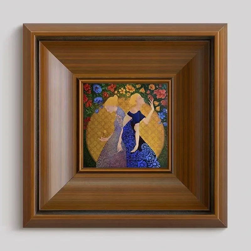 Obraz Wzór I: trzy postacie w kwiecistych sukniach na złotym tle